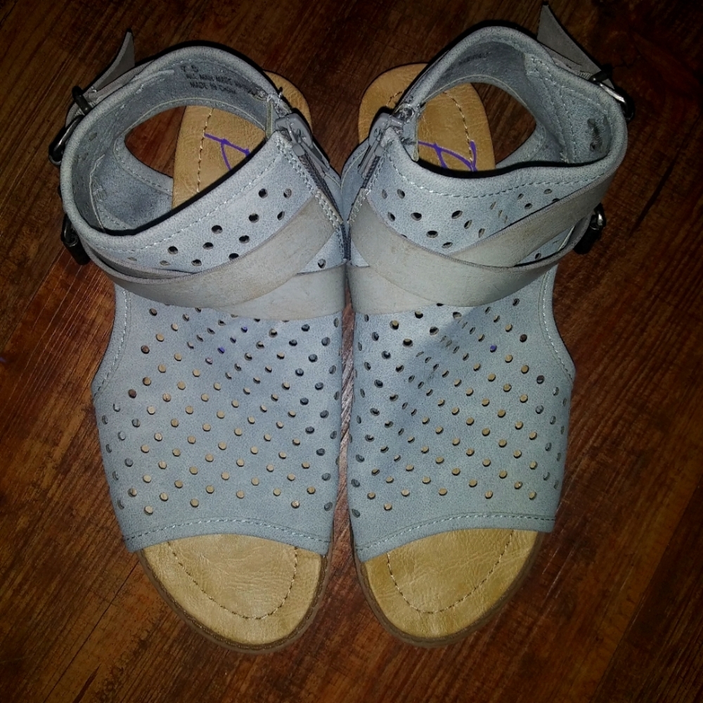 Like new blowfish Malibu sandals